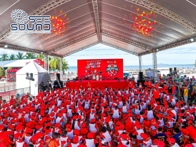 Giải chạy Omo Kid Warriors diễn ra tại bờ biển Đà Nẵng với sự tham gia của 1.000 các bạn nhỏ.