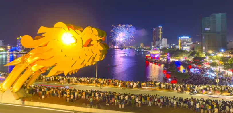 Du khách đổ xô đến cầu Rồng để xem lễ hội bắn pháo hoa ở Đà Nẵng.