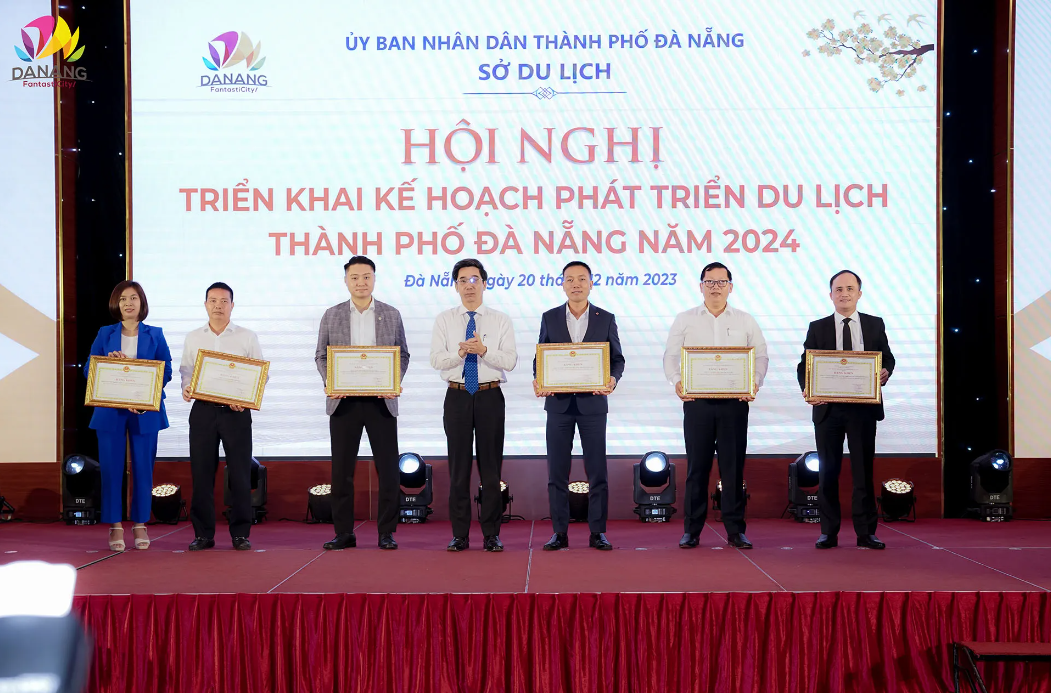 Phó Chủ tịch UBND thành phố Trần Chí Cường trao tặng bằng khen cho các đơn vị có nhiều đóng góp trong ngành du lịch