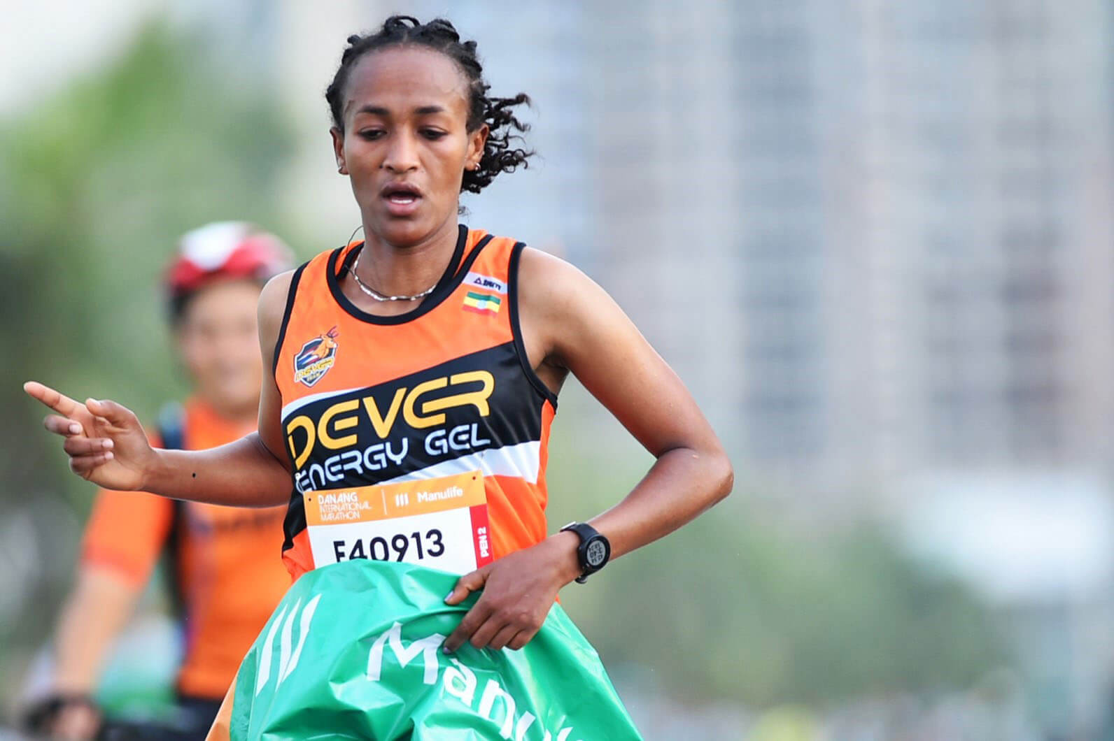   VĐV Birehan Marta Tinsae người Ethiopia giành chức vô địch với thành tích 2:58:26