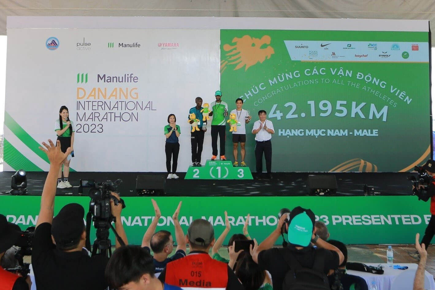 Top 3 VĐV 42km hạng mục nam được vinh danh trong Lễ Trao giải